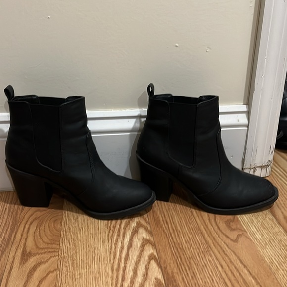 Black Boots - Picture 5 of 6